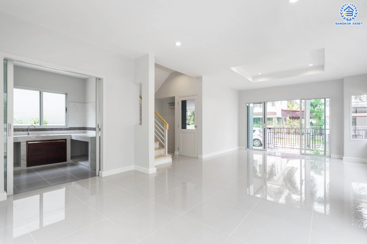 บ้านมือสองตกแต่งใหม่ ม.วิลล่าการ์เด้น3 บางกรวย-ไทรน้อย เนื้อที่ 52 ตร.ว. ฟังก์ชัน 3 ห้องนอน 3 ห้องน้ำ จอดรถได้ 2 คัน บรรยากาศเป็นส่วนตัว บนทำเลศักยภาพ ใกล้เซ็นทรัลเวสต์เกต เชื่อมต่อหลายเส้นทาง ถ.รัตนาธิเบศร์, ถ.กาญจนาภิเษก และราชพฤกษ์ และรถไฟฟ้า "สถานีบางพลู"